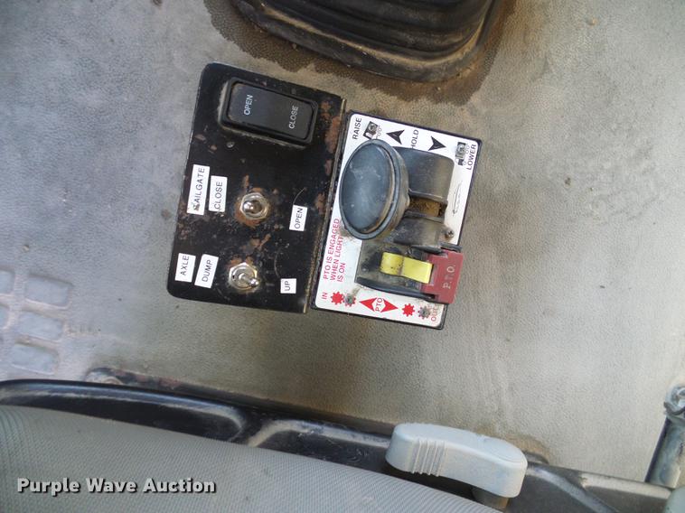 image for item DE5115 2004 Volvo VN semi truck