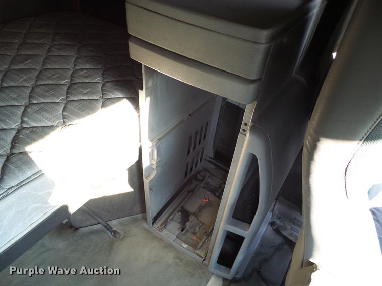 image for item DE5115 2004 Volvo VN semi truck