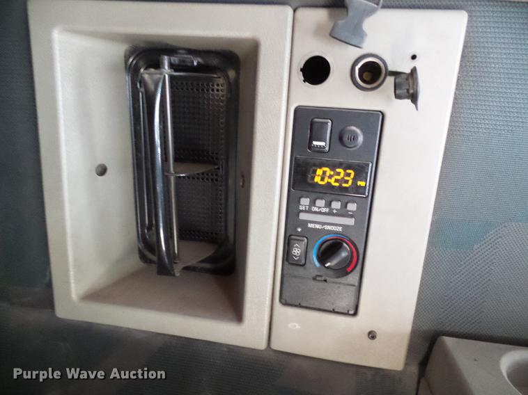 image for item DE5115 2004 Volvo VN semi truck