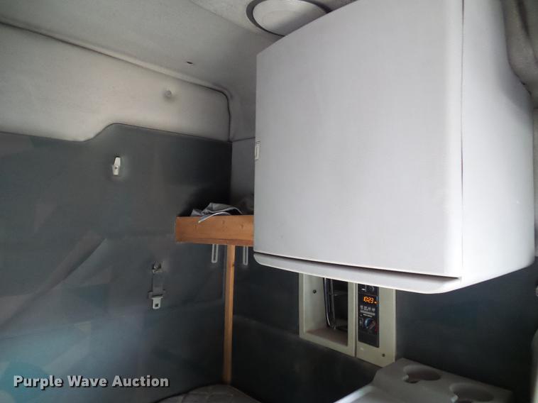 image for item DE5115 2004 Volvo VN semi truck