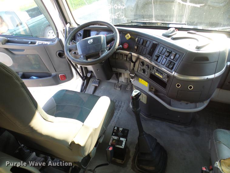 image for item DE5115 2004 Volvo VN semi truck