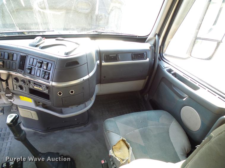 image for item DE5115 2004 Volvo VN semi truck