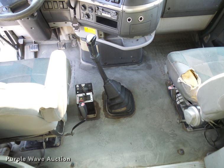 image for item DE5115 2004 Volvo VN semi truck