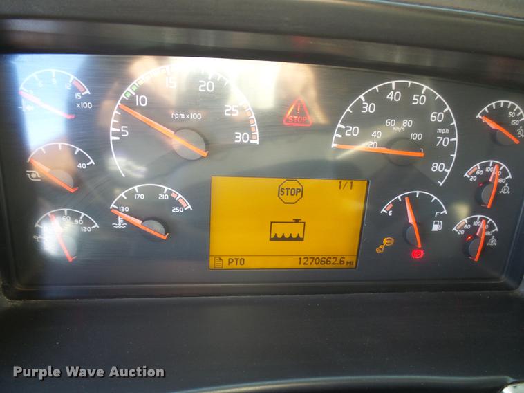 image for item DE5115 2004 Volvo VN semi truck