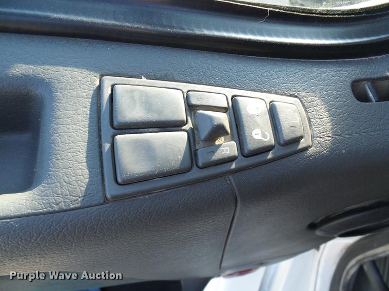 image for item DE5115 2004 Volvo VN semi truck