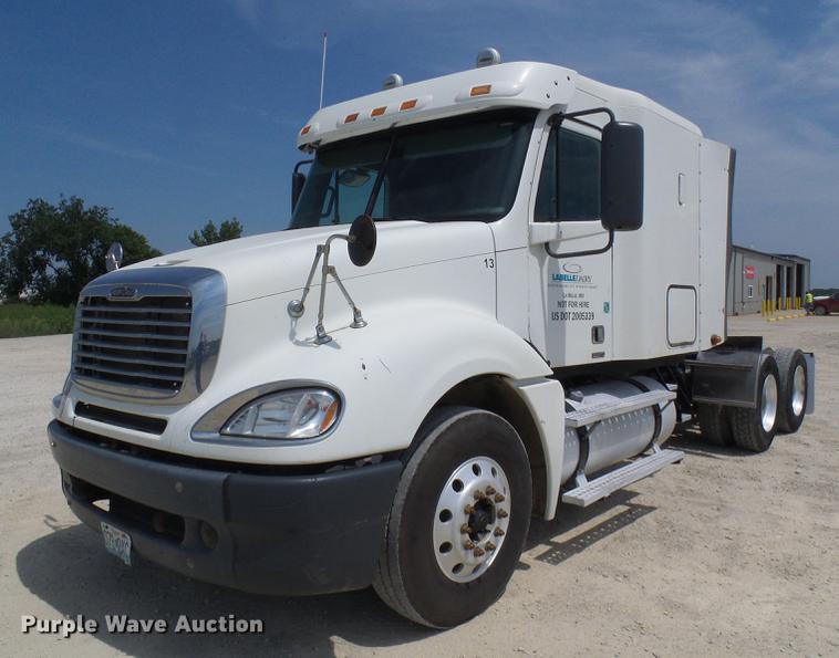 image for item DE5159 2007 Freightliner Columbia 120 semi truck