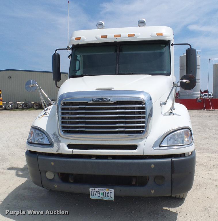 image for item DE5159 2007 Freightliner Columbia 120 semi truck