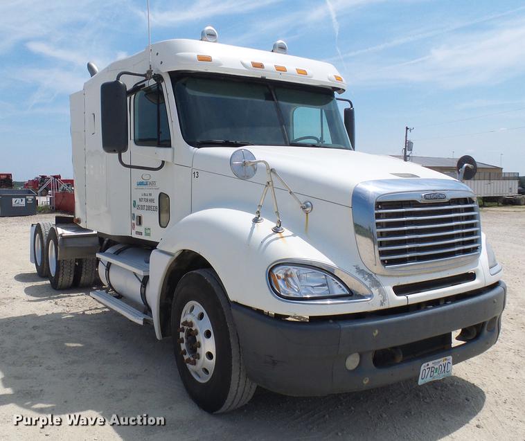 image for item DE5159 2007 Freightliner Columbia 120 semi truck