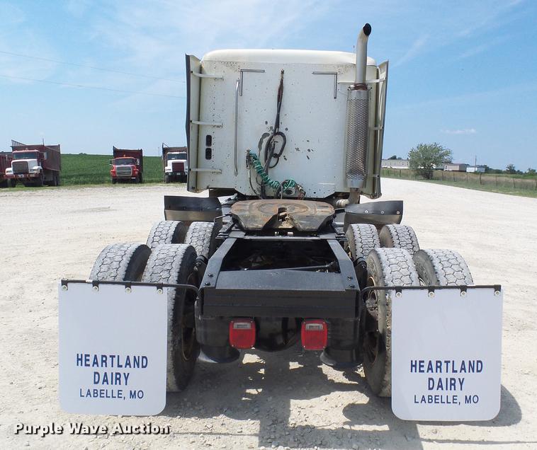 image for item DE5159 2007 Freightliner Columbia 120 semi truck