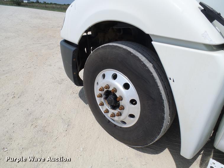 image for item DE5159 2007 Freightliner Columbia 120 semi truck