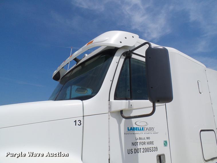 image for item DE5159 2007 Freightliner Columbia 120 semi truck