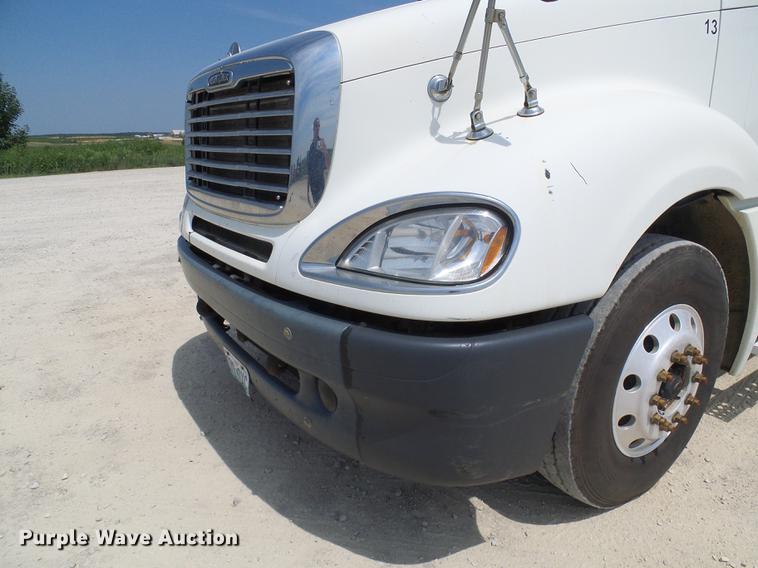 image for item DE5159 2007 Freightliner Columbia 120 semi truck