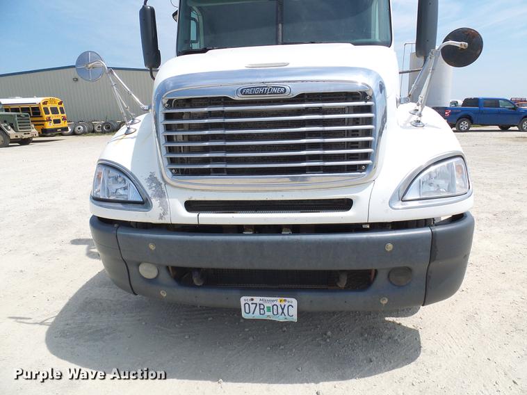 image for item DE5159 2007 Freightliner Columbia 120 semi truck