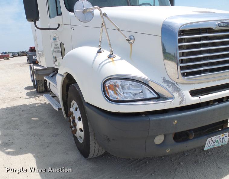 image for item DE5159 2007 Freightliner Columbia 120 semi truck
