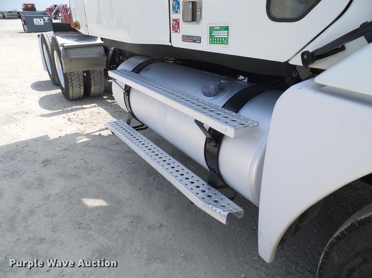 image for item DE5159 2007 Freightliner Columbia 120 semi truck