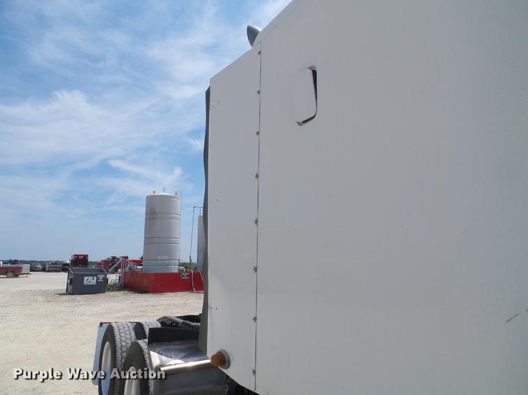 image for item DE5159 2007 Freightliner Columbia 120 semi truck