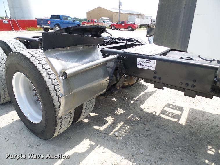 image for item DE5159 2007 Freightliner Columbia 120 semi truck