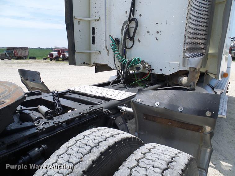 image for item DE5159 2007 Freightliner Columbia 120 semi truck