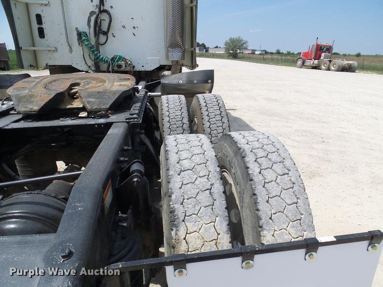 image for item DE5159 2007 Freightliner Columbia 120 semi truck