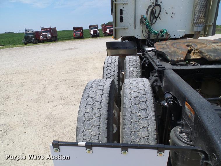 image for item DE5159 2007 Freightliner Columbia 120 semi truck