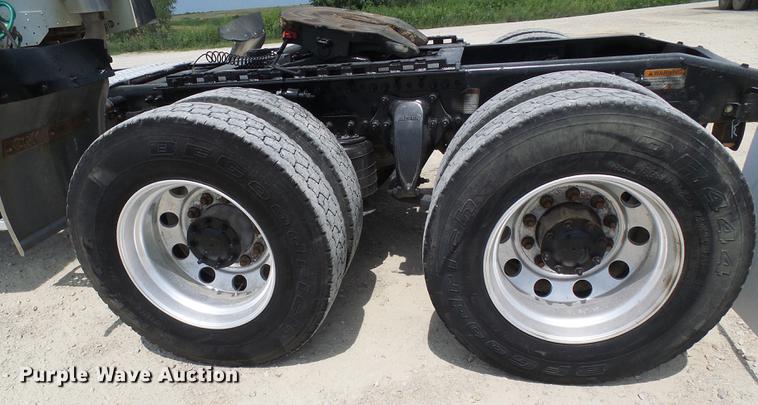 image for item DE5159 2007 Freightliner Columbia 120 semi truck