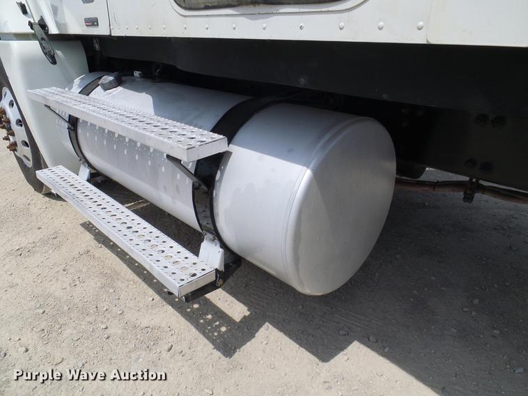 image for item DE5159 2007 Freightliner Columbia 120 semi truck