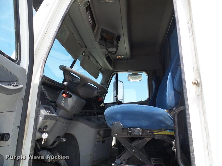 image for item DE5159 2007 Freightliner Columbia 120 semi truck