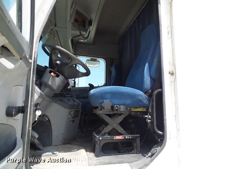 image for item DE5159 2007 Freightliner Columbia 120 semi truck