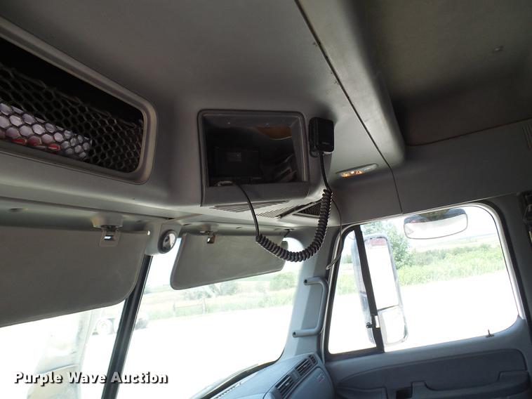 image for item DE5159 2007 Freightliner Columbia 120 semi truck