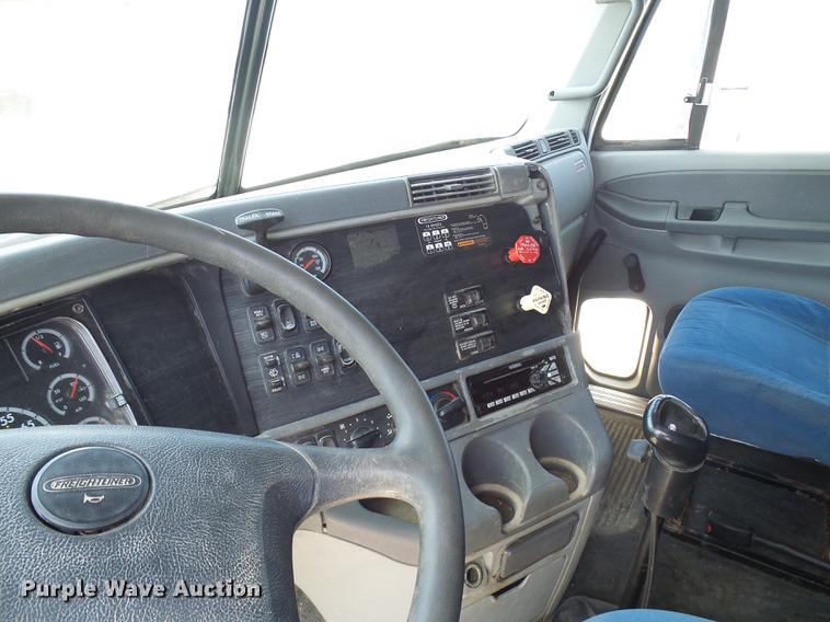 image for item DE5159 2007 Freightliner Columbia 120 semi truck