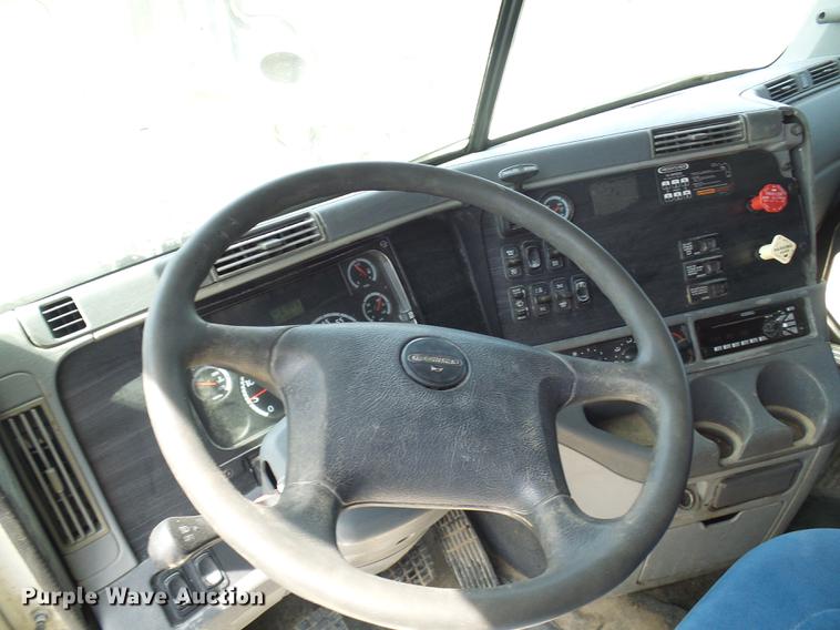 image for item DE5159 2007 Freightliner Columbia 120 semi truck