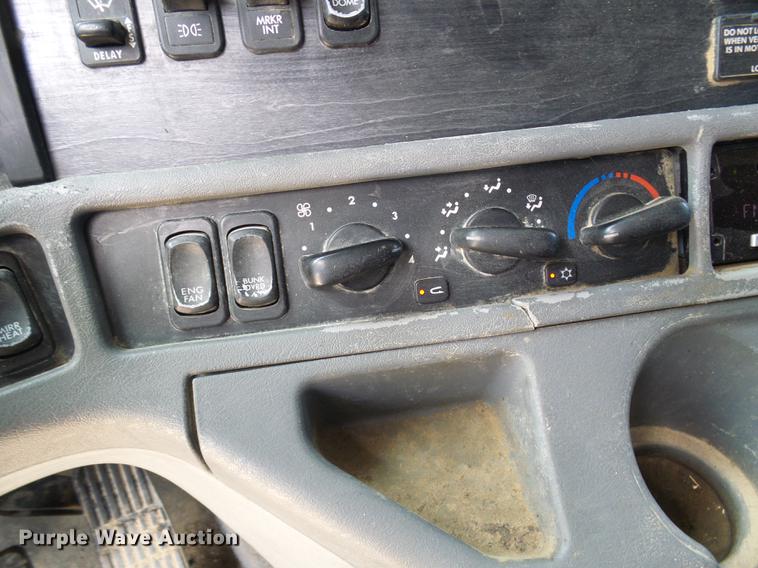 image for item DE5159 2007 Freightliner Columbia 120 semi truck