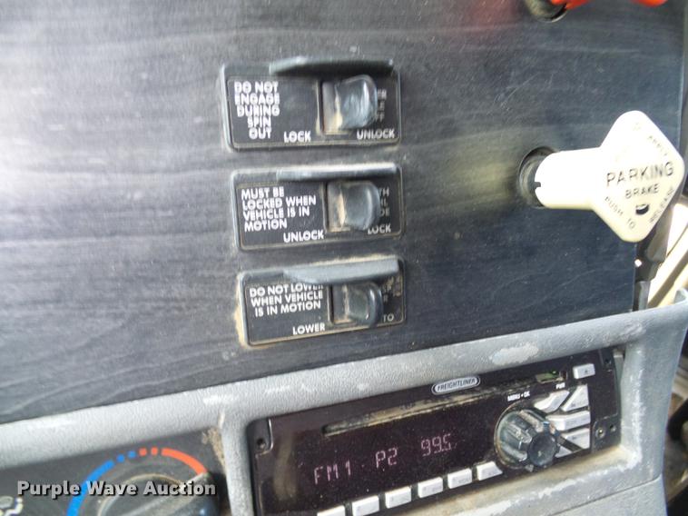 image for item DE5159 2007 Freightliner Columbia 120 semi truck