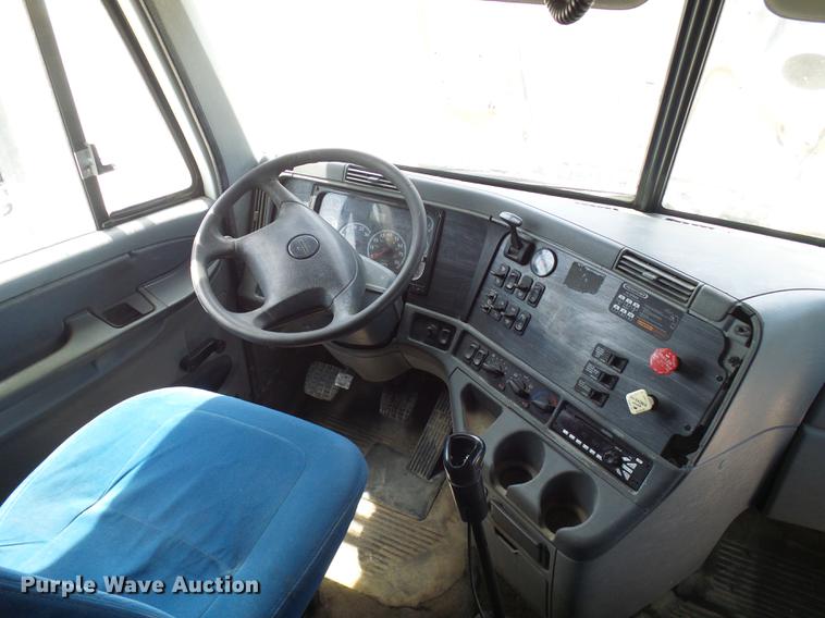 image for item DE5159 2007 Freightliner Columbia 120 semi truck