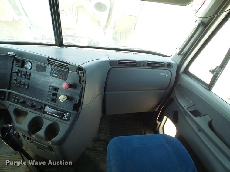 image for item DE5159 2007 Freightliner Columbia 120 semi truck