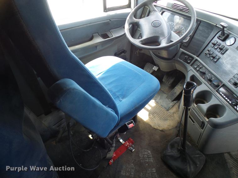 image for item DE5159 2007 Freightliner Columbia 120 semi truck