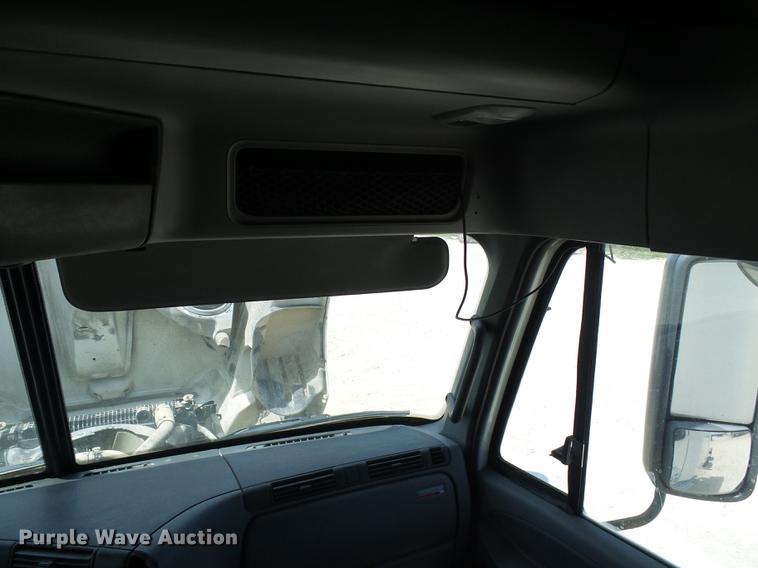 image for item DE5159 2007 Freightliner Columbia 120 semi truck