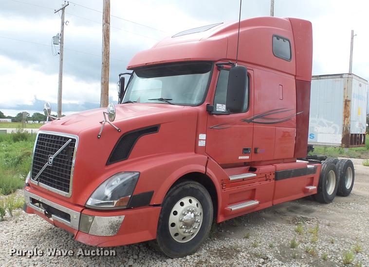 image for item DE7237 2005 Volvo VN semi truck