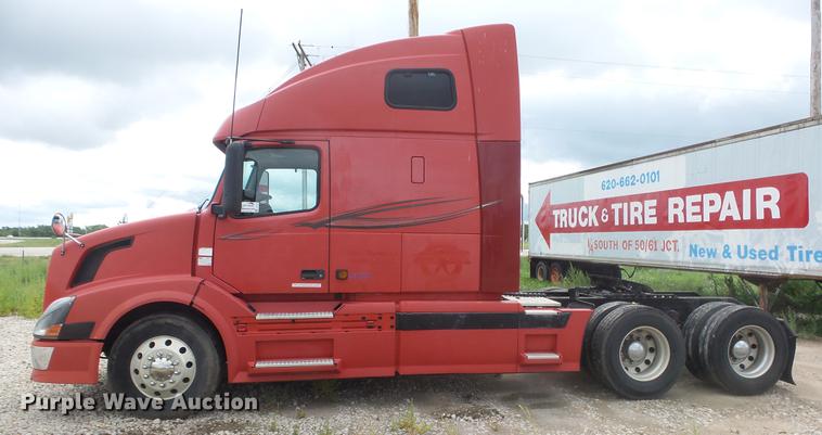 image for item DE7237 2005 Volvo VN semi truck