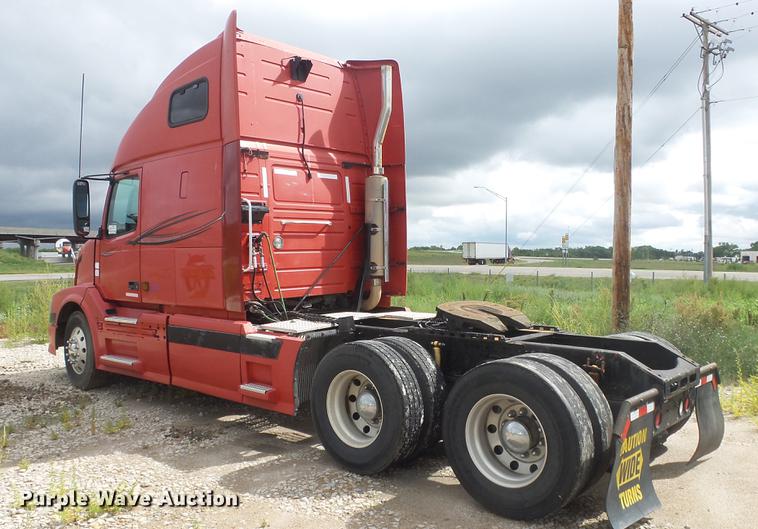 image for item DE7237 2005 Volvo VN semi truck