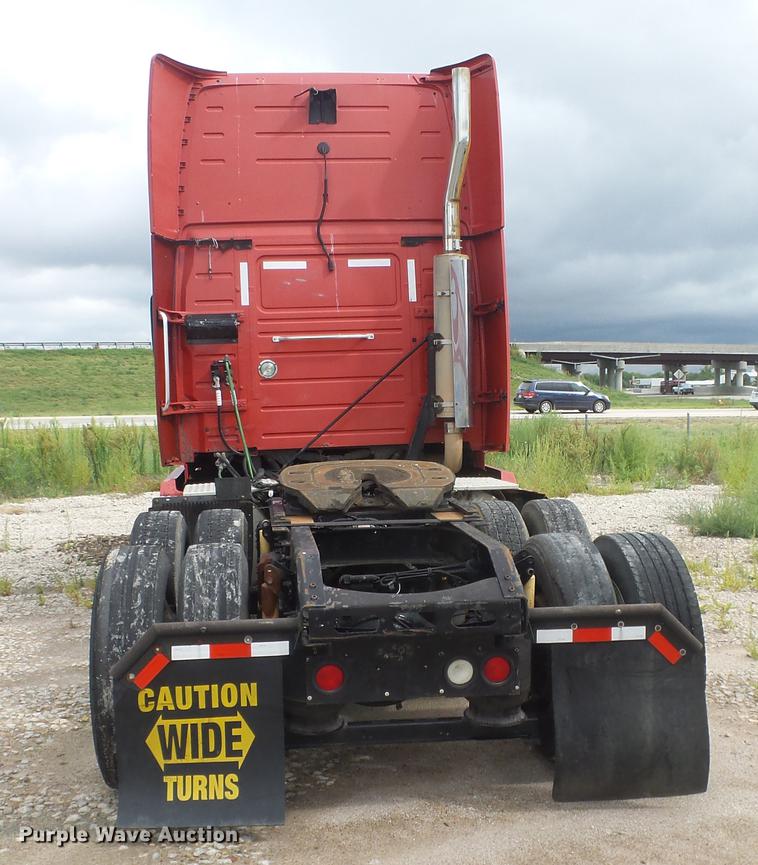 image for item DE7237 2005 Volvo VN semi truck