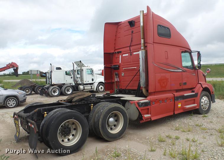 image for item DE7237 2005 Volvo VN semi truck