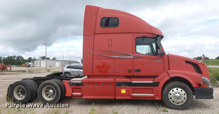 image for item DE7237 2005 Volvo VN semi truck