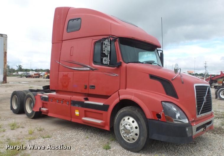 image for item DE7237 2005 Volvo VN semi truck