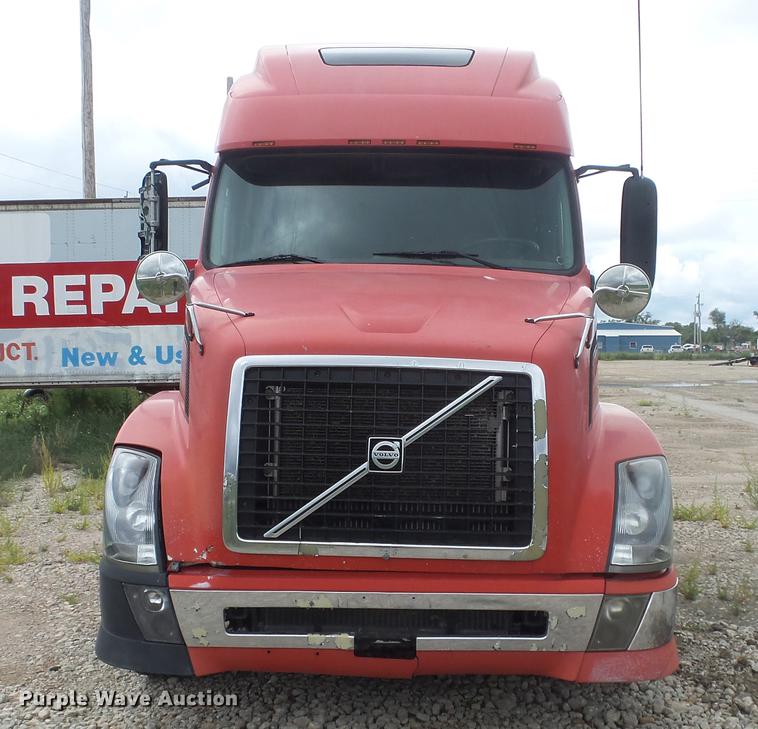 image for item DE7237 2005 Volvo VN semi truck