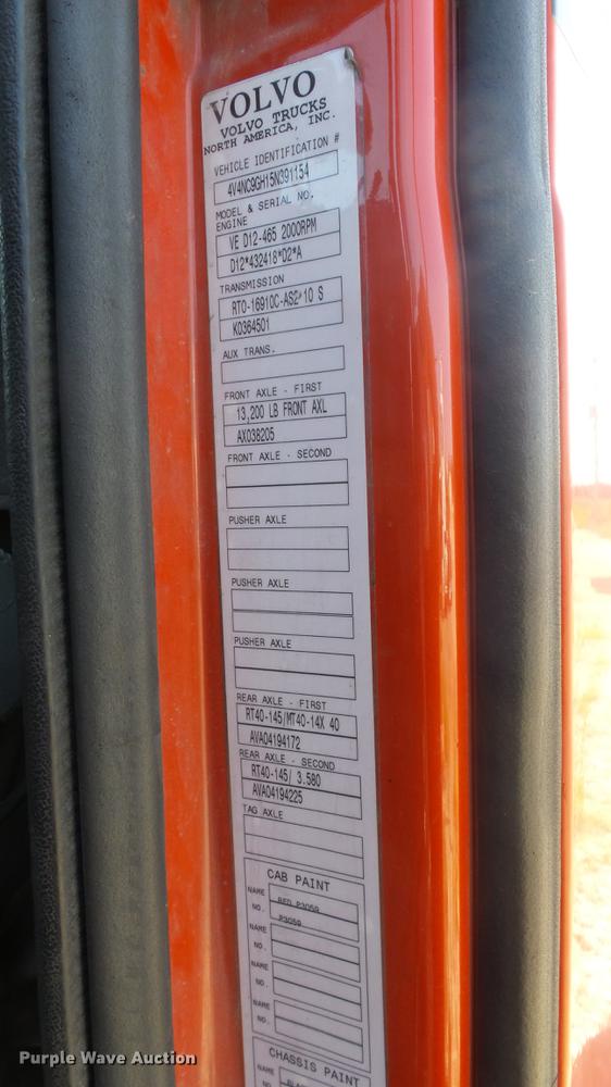 image for item DE7237 2005 Volvo VN semi truck