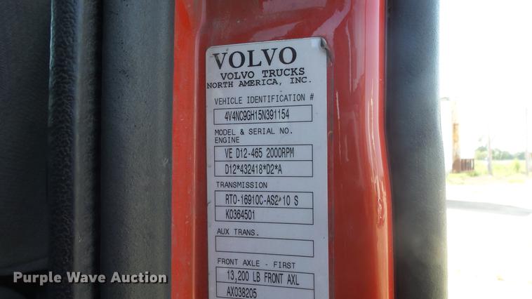 image for item DE7237 2005 Volvo VN semi truck