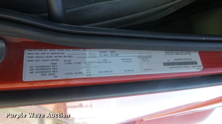 image for item DE7237 2005 Volvo VN semi truck