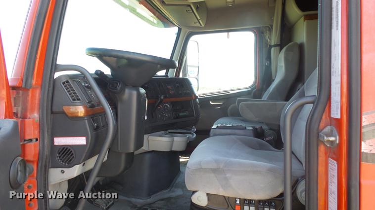 image for item DE7237 2005 Volvo VN semi truck