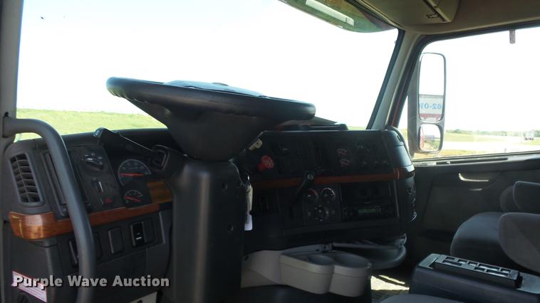 image for item DE7237 2005 Volvo VN semi truck